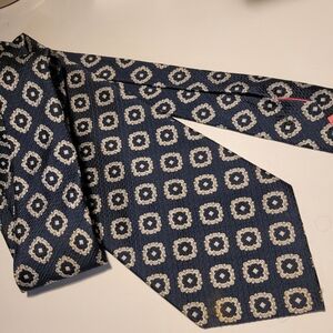 Vintage Louis Feraud Elegant Navy and Cream Patterned Tie, 100% Polyester.